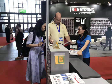 天金岡技術經理周艷玲女士為國外客戶講解產品 天金岡技術經理周艷玲女士為國外客戶講解產品