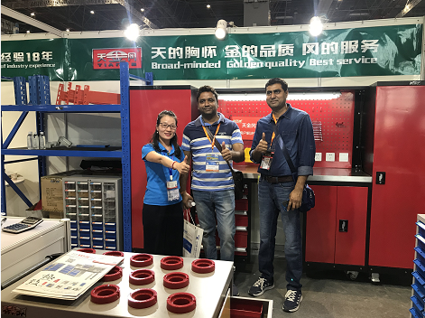 天金岡技術經理周艷玲女士與老外合影 天金岡技術經理周艷玲女士與老外合影