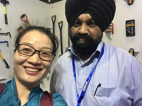 天金岡技術經理周艷玲女士與老外合影 天金岡技術經理周艷玲女士與老外合影