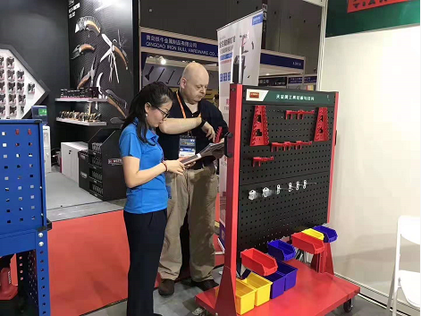 天金岡技術經理周艷玲女士為國外客戶講解產品 天金岡技術經理周艷玲女士為國外客戶講解產品