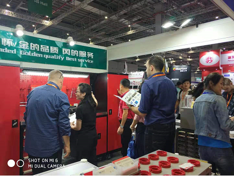 天金岡技術經理周艷玲女士為國外客戶講解產品 天金岡技術經理周艷玲女士為國外客戶講解產品