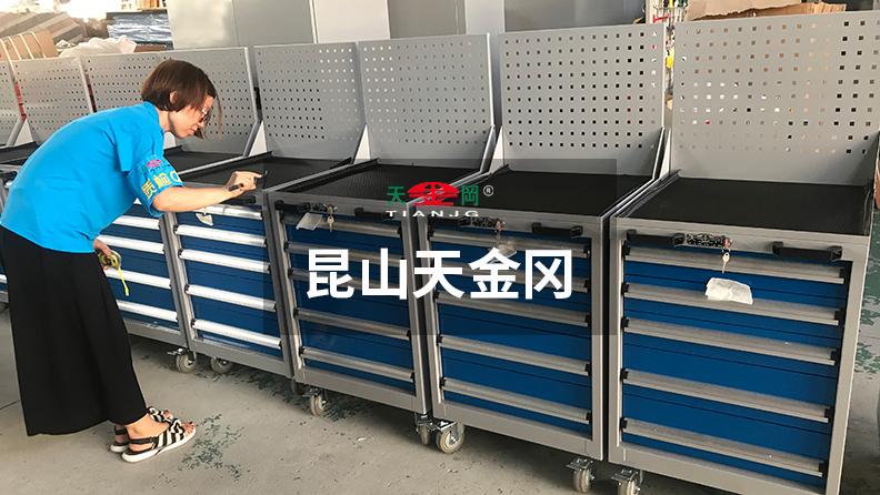 每臺柜子經上萬次質檢,有一絲瑕疵的柜子不容出庫 每臺柜子經上萬次質檢,有一絲瑕疵的柜子不容出庫