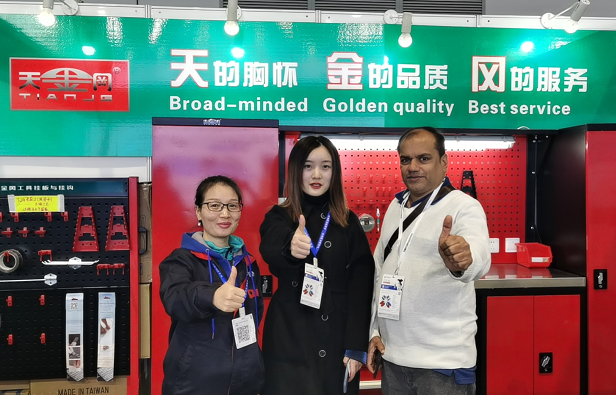 天金岡技術經理周艷玲與國際展商合影 天金岡技術經理周艷玲與國際展商合影