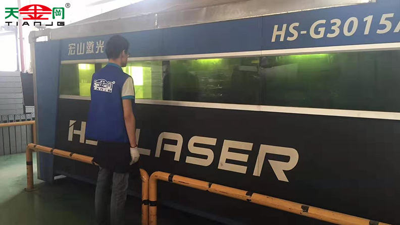 工具柜廠家天津干擁有激光切割、數控沖床等幾十條生產線 工具柜廠家天津干擁有激光切割、數控沖床等幾十條生產線