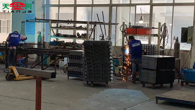 工具柜廠家天金岡向客戶360度全程展示生產全過程! 工具柜廠家天金岡向客戶360度全程展示生產全過程!