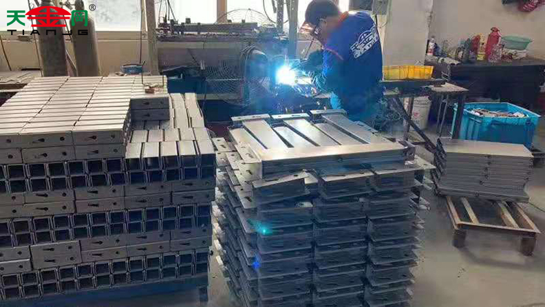 工具柜廠家天金岡生產過程一角 工具柜廠家天金岡生產過程一角