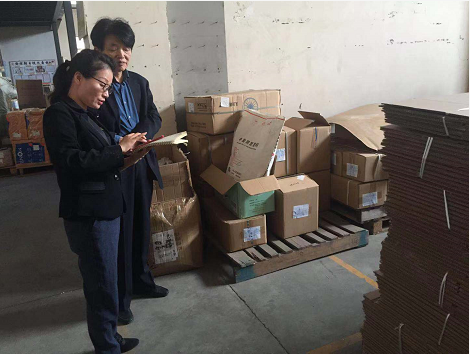 工具柜廠家天金岡技術(shù)經(jīng)理周艷玲女士近距離勘測(cè)上海悅家工廠 工具柜廠家天金岡技術(shù)經(jīng)理周艷玲女士近距離勘測(cè)上海悅家工廠