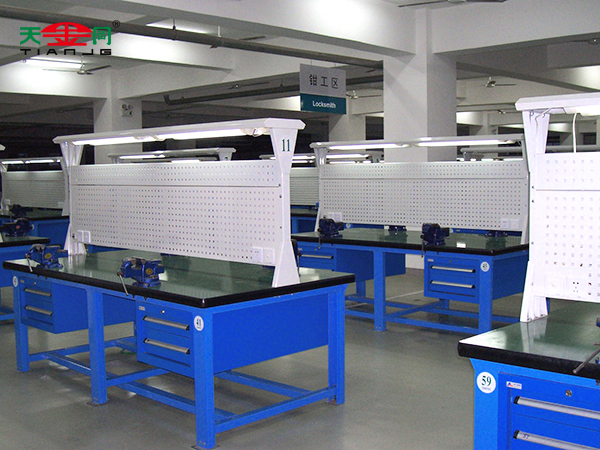 天金岡臺虎鉗工作桌--客戶場景 天金岡臺虎鉗工作桌--客戶場景