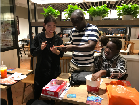 工具柜廠家天金岡外貿專員與國外客戶合影 工具柜廠家天金岡外貿專員與國外客戶合影