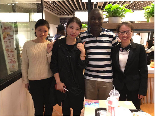 工具柜廠家天金岡技術總經理周艷玲女士與國外客戶合影 工具柜廠家天金岡技術總經理周艷玲女士與國外客戶合影