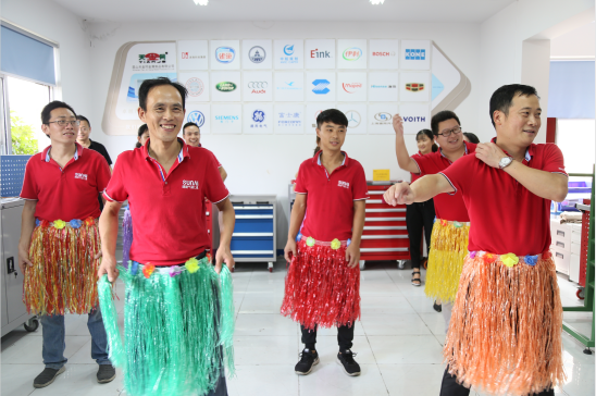 穩汀伙伴獻跳魔性海草舞 穩汀伙伴獻跳魔性海草舞