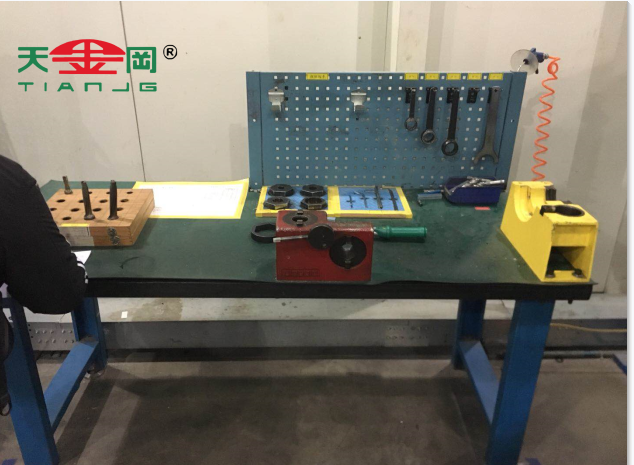 天金岡老虎鉗工作桌 天金岡老虎鉗工作桌