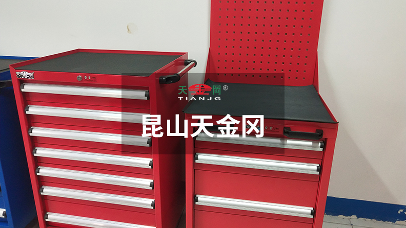 天金岡工具柜公司旗下車間工具柜抽屜導(dǎo)軌采用專利導(dǎo)軌設(shè)計(jì),并配合機(jī)械軸承滑動(dòng)! 天金岡工具柜公司旗下車間工具柜抽屜導(dǎo)軌采用專利導(dǎo)軌設(shè)計(jì),并配合機(jī)械軸承滑動(dòng)!
