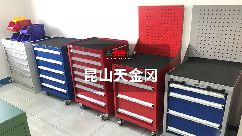 好的車間工具柜抽屜滑軌壁板厚,做工精細(xì),經(jīng)久耐用! 好的車間工具柜抽屜滑軌壁板厚,做工精細(xì),經(jīng)久耐用!